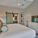 Julia\'S Cottage