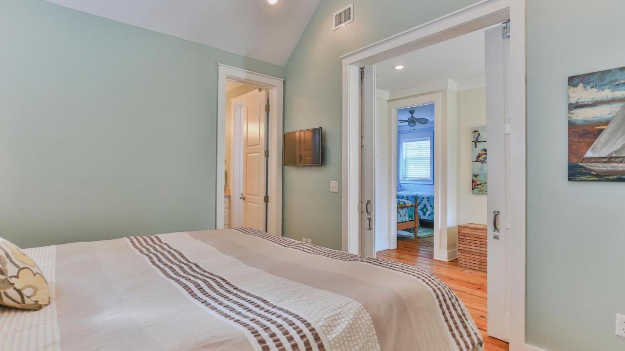 Family Ties - Located In Seacrest 2 Master Bedrooms And A Large Communal Pool