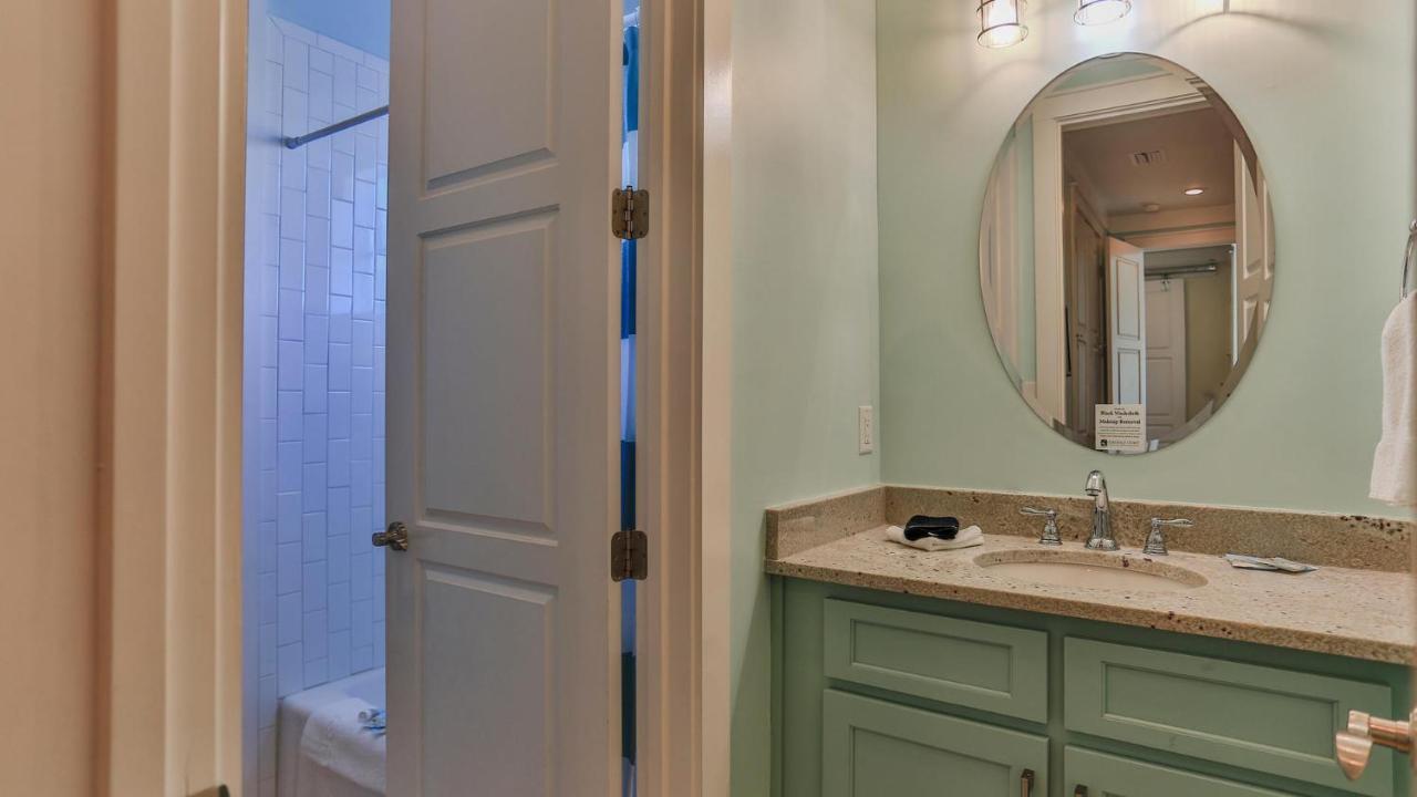 Family Ties - Located In Seacrest 2 Master Bedrooms And A Large Communal Pool