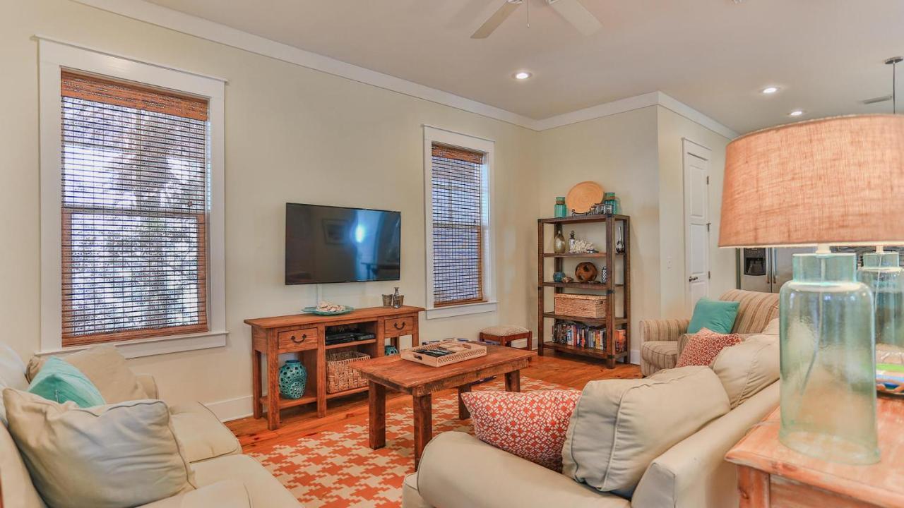 Family Ties - Located In Seacrest 2 Master Bedrooms And A Large Communal Pool