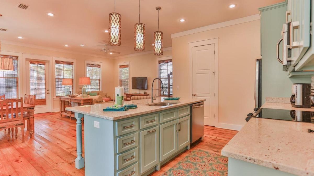 Family Ties - Located In Seacrest 2 Master Bedrooms And A Large Communal Pool Holiday home
