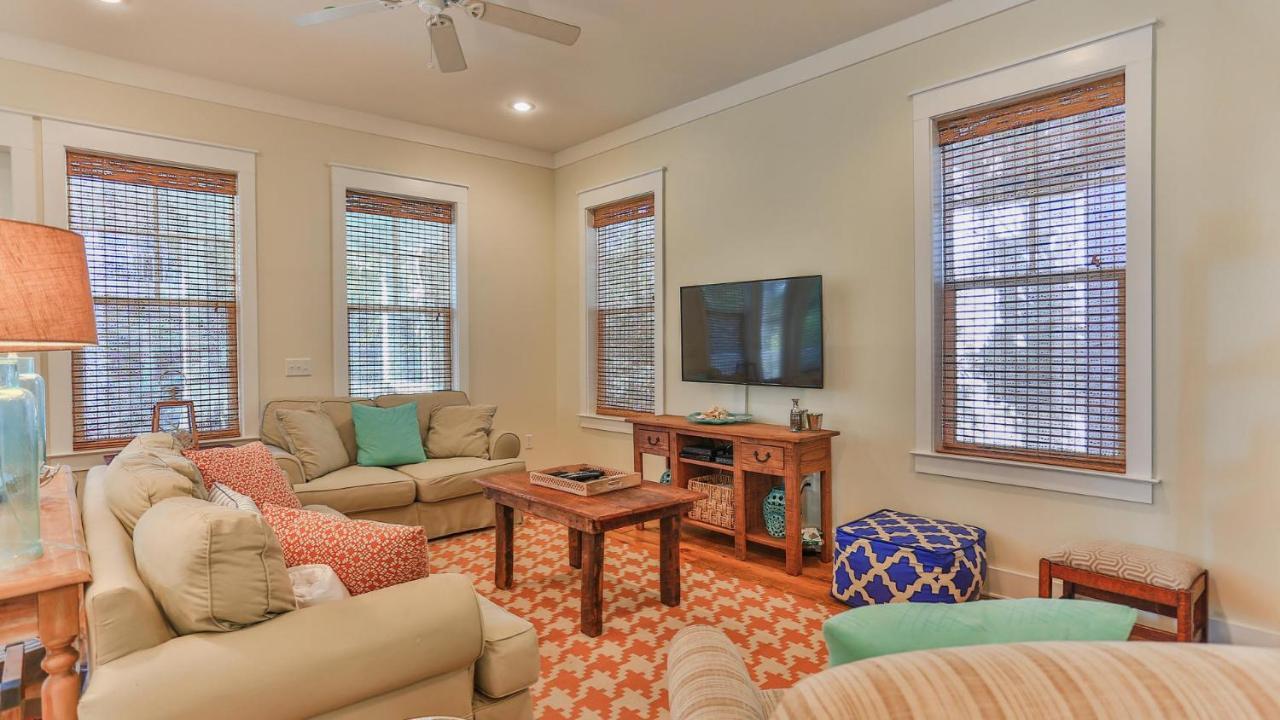 Family Ties - Located In Seacrest 2 Master Bedrooms And A Large Communal Pool