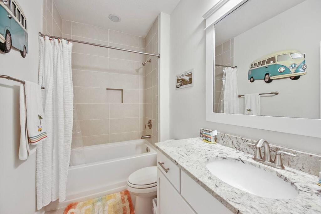 Villa Coastal Oasis - Sleeps 10, Pool