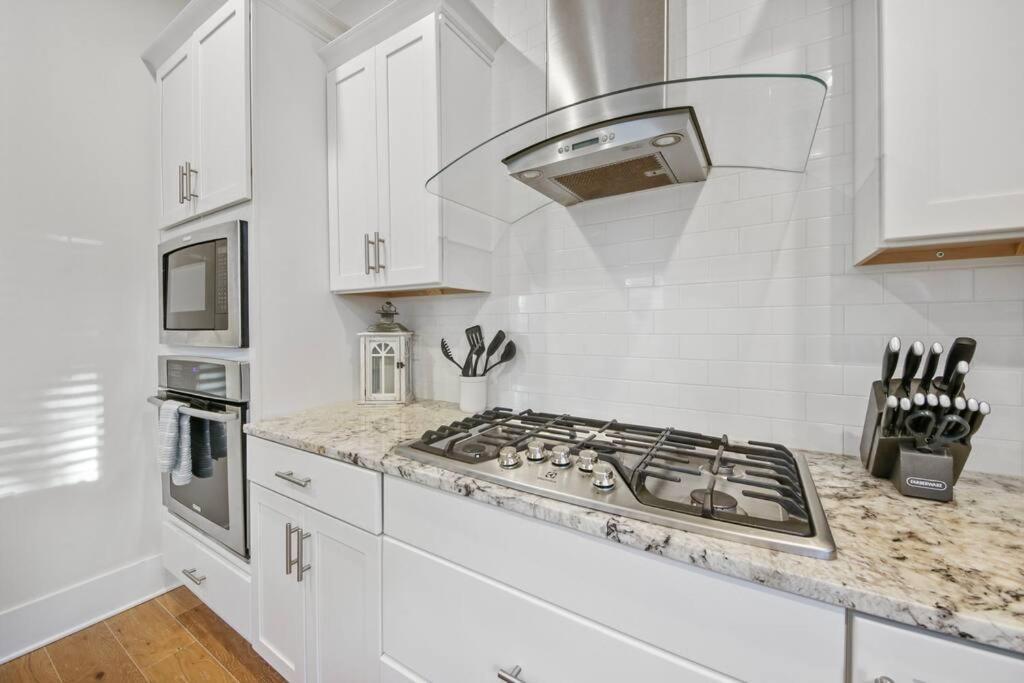 Villa Coastal Oasis - Sleeps 10, Pool