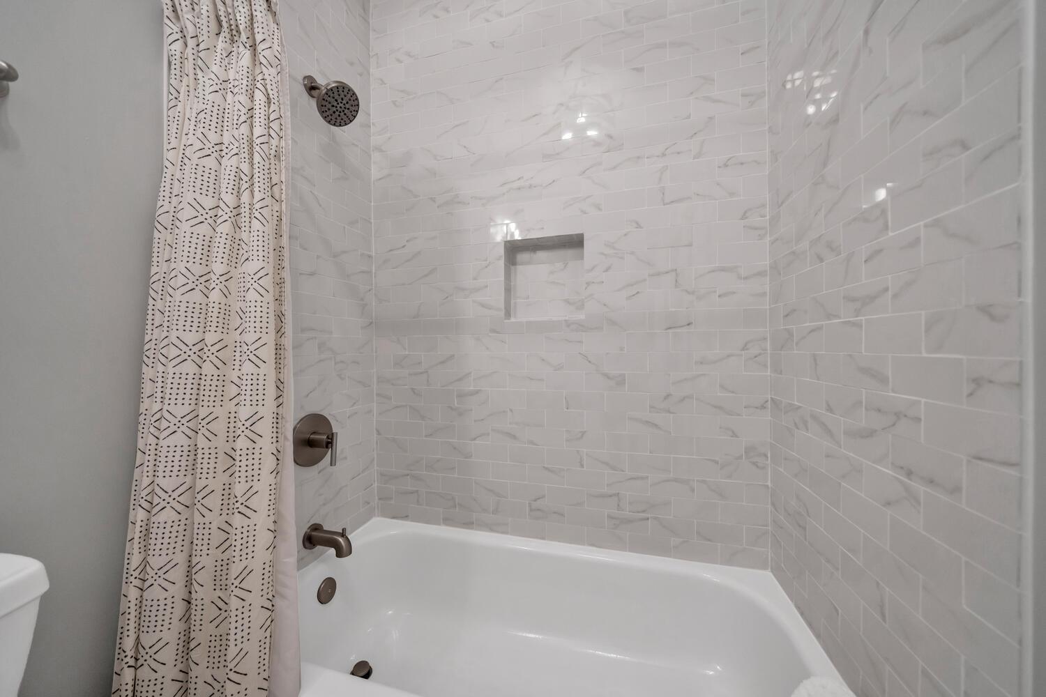 Stunning Village Condo, Overlooking 30a, Beautifully Decorated Recently Updated Holiday home *