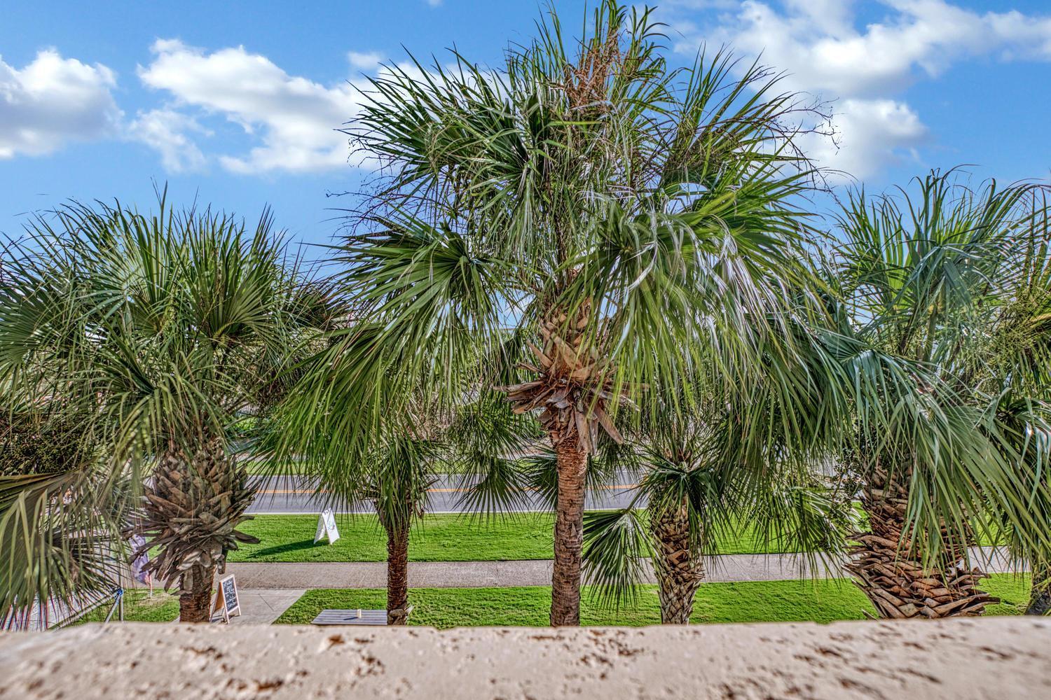 Stunning Village Condo, Overlooking 30a, Beautifully Decorated Recently Updated Holiday home