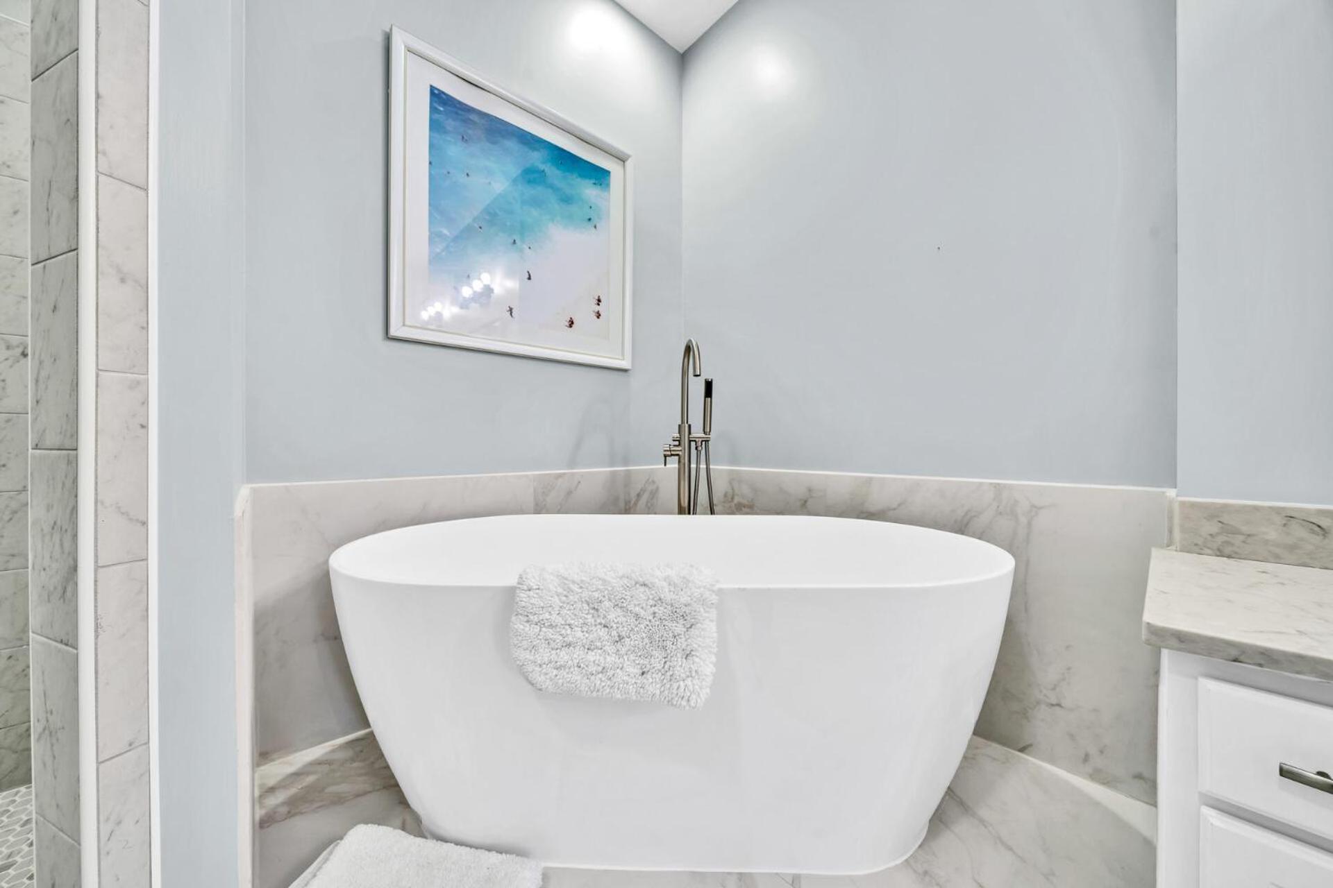 Stunning Village Condo, Overlooking 30a, Beautifully Decorated Recently Updated Holiday home