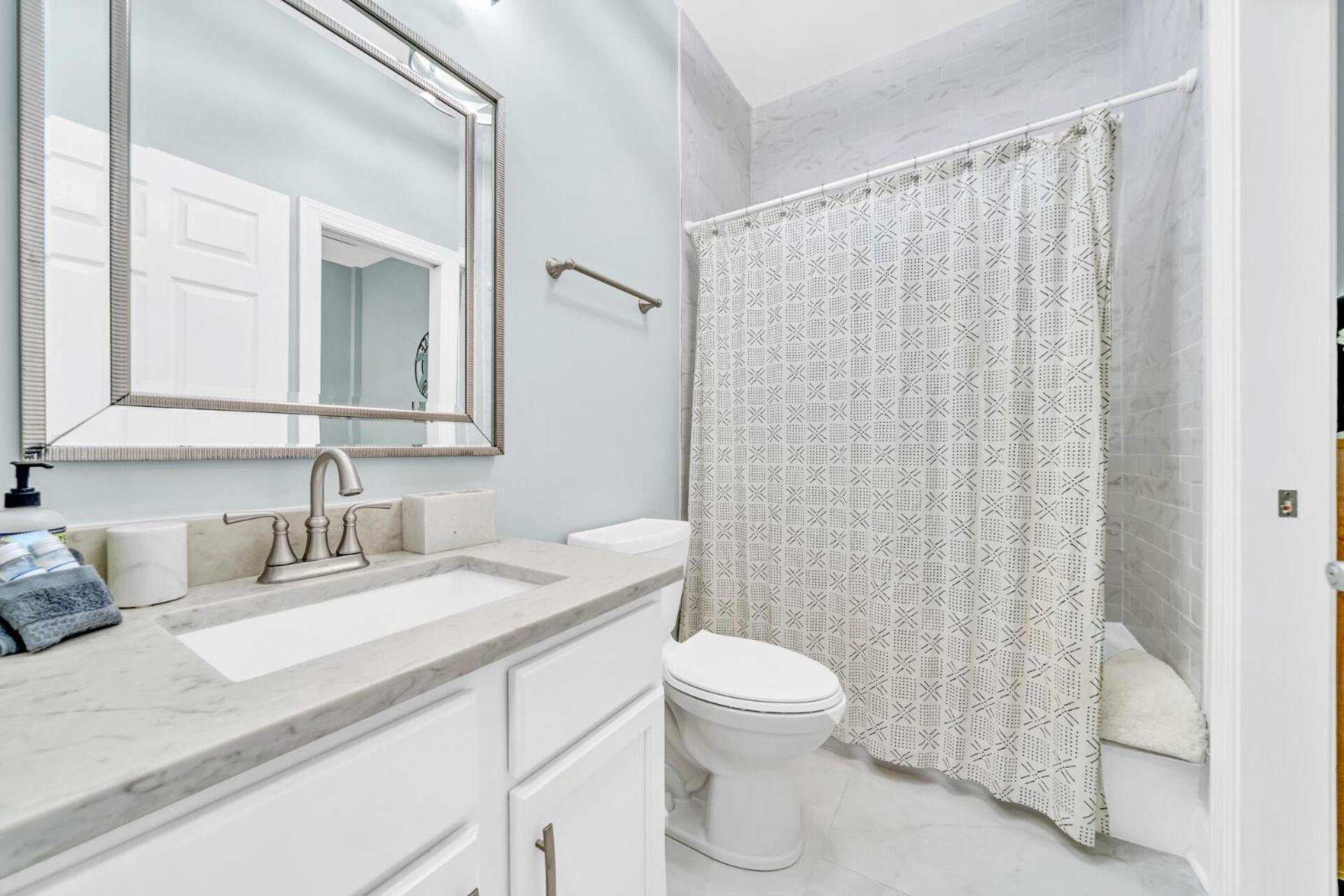 Stunning Village Condo, Overlooking 30a, Beautifully Decorated Recently Updated Holiday home Rosemary Beach