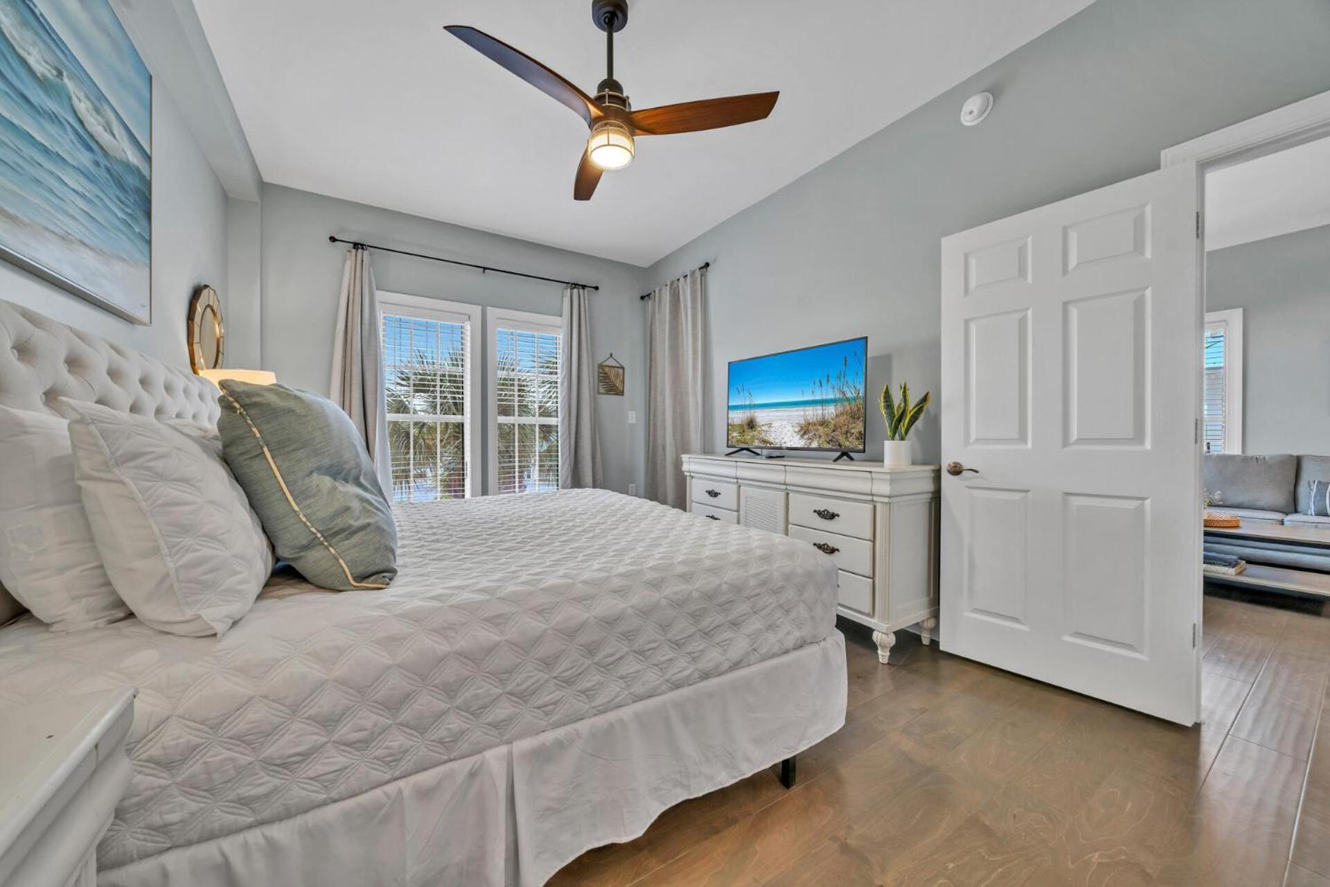 Stunning Village Condo, Overlooking 30a, Beautifully Decorated Recently Updated Holiday home