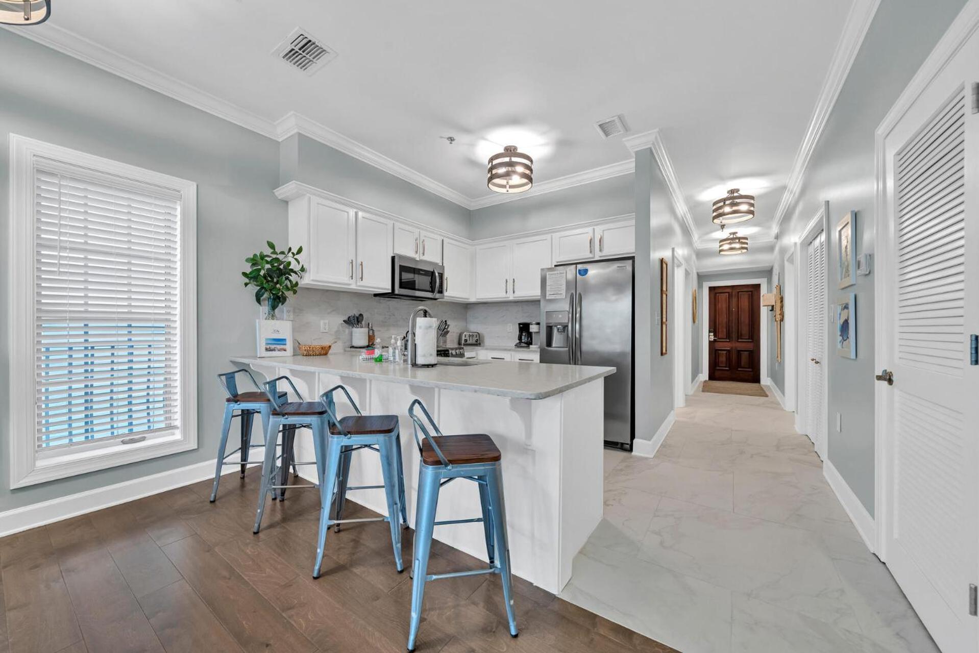 Stunning Village Condo, Overlooking 30a, Beautifully Decorated Recently Updated Holiday home
