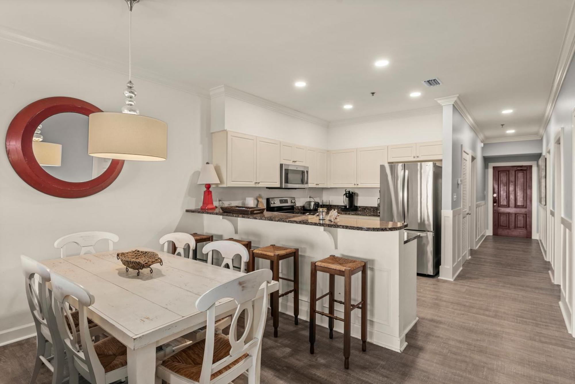 Holiday home Newly Renovated Village Condo! Easy & Pool Access!