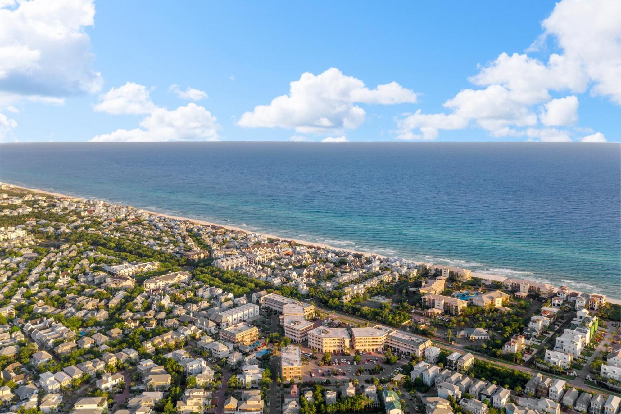 Newly Renovated Village Condo! Easy & Pool Access! Holiday home *