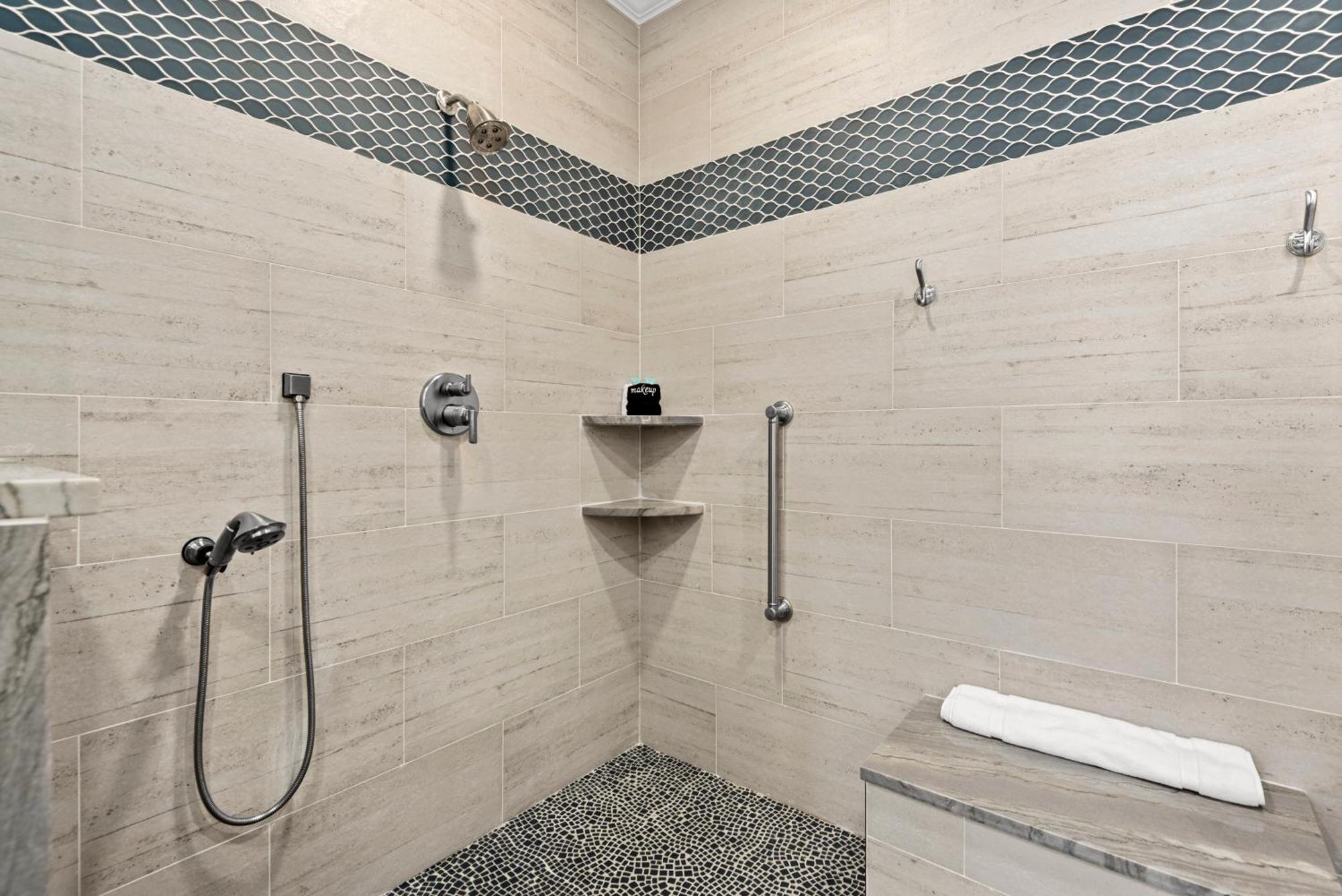 Holiday home Newly Renovated Village Condo! Easy & Pool Access! *