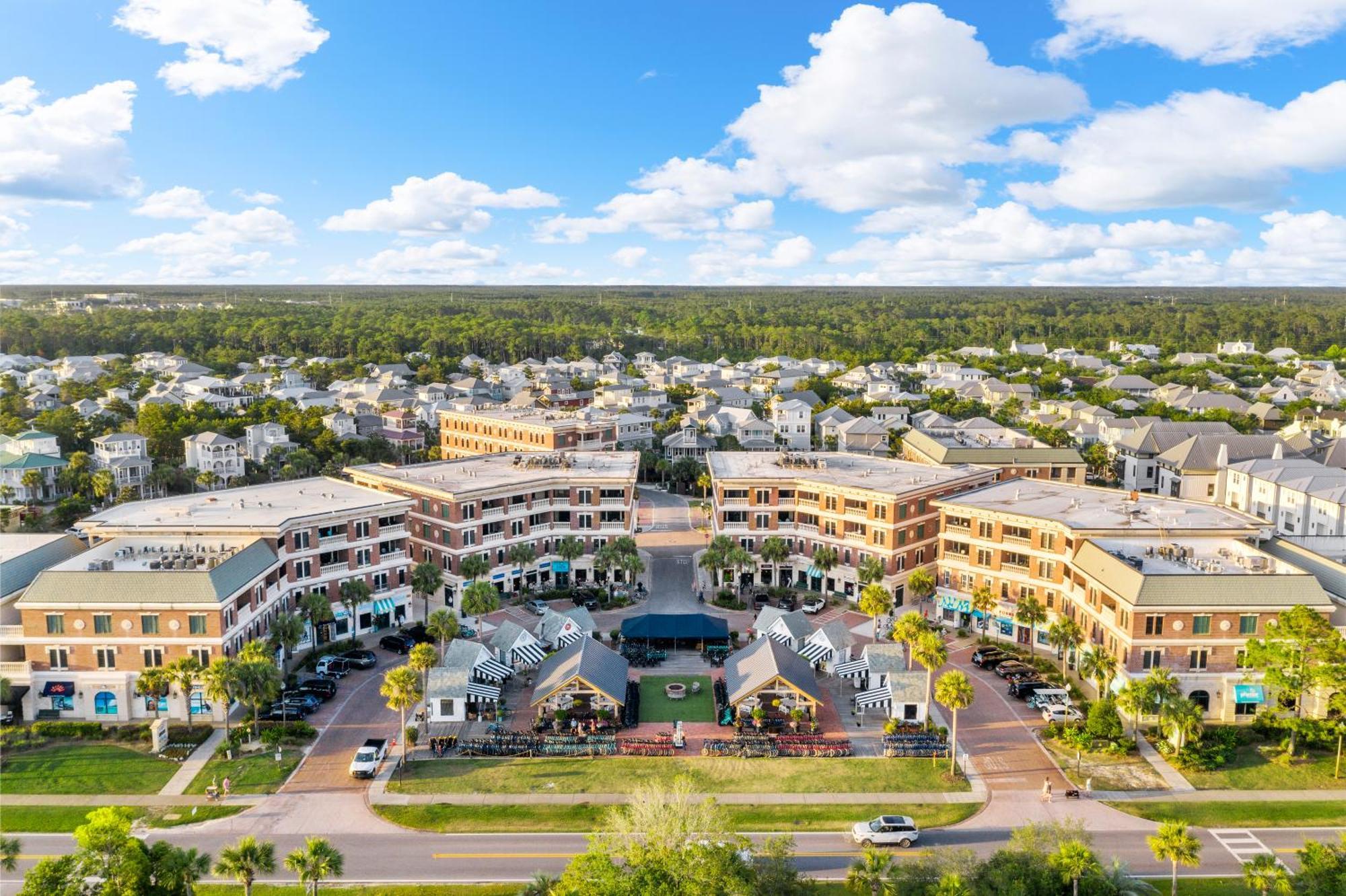 Newly Renovated Village Condo! Easy & Pool Access! Holiday home
