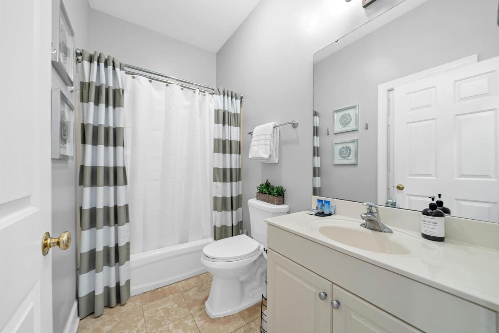 Overlooking 30a! Great Location! Easy & Pool Access! Holiday home