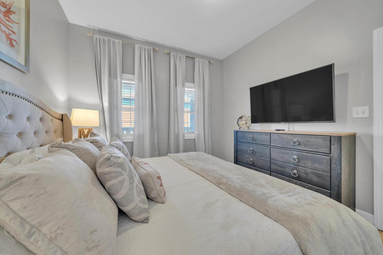 Overlooking 30a! Great Location! Easy & Pool Access! Holiday home