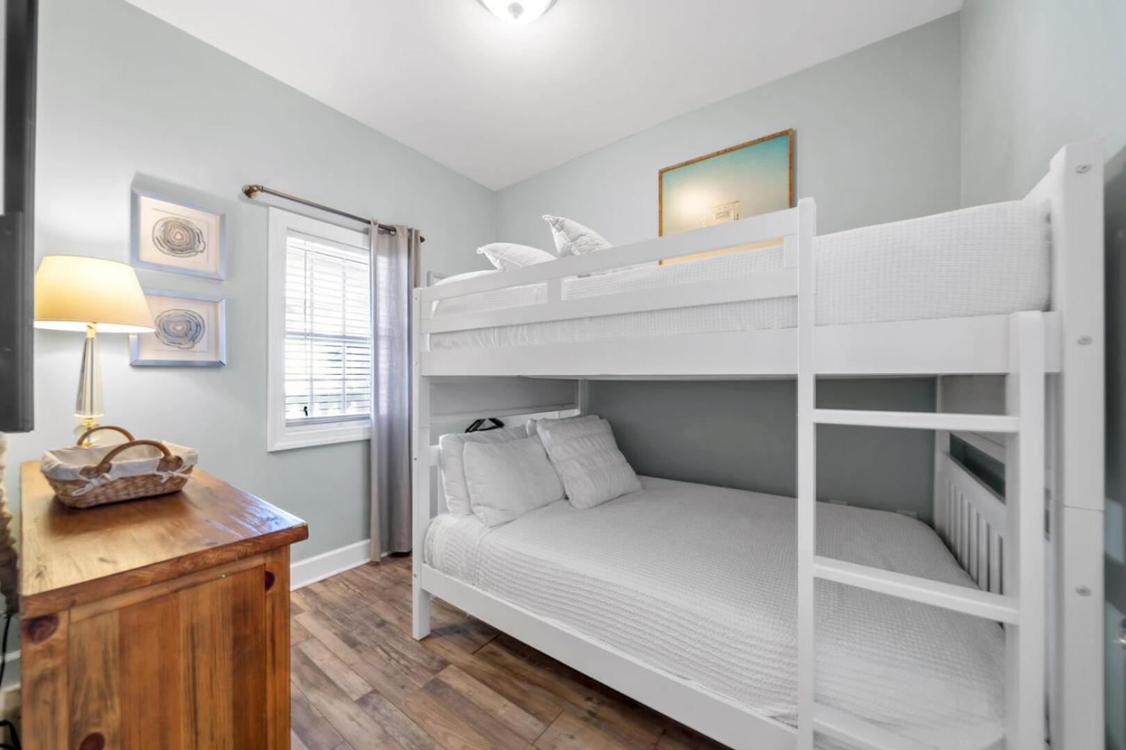 Overlooking 30a! Great Location! Easy & Pool Access! Holiday home