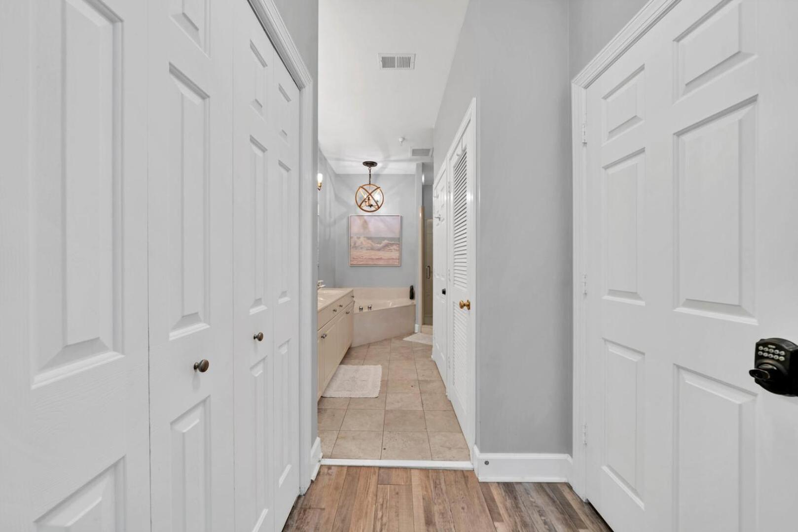 Overlooking 30a! Great Location! Easy & Pool Access! Holiday home *