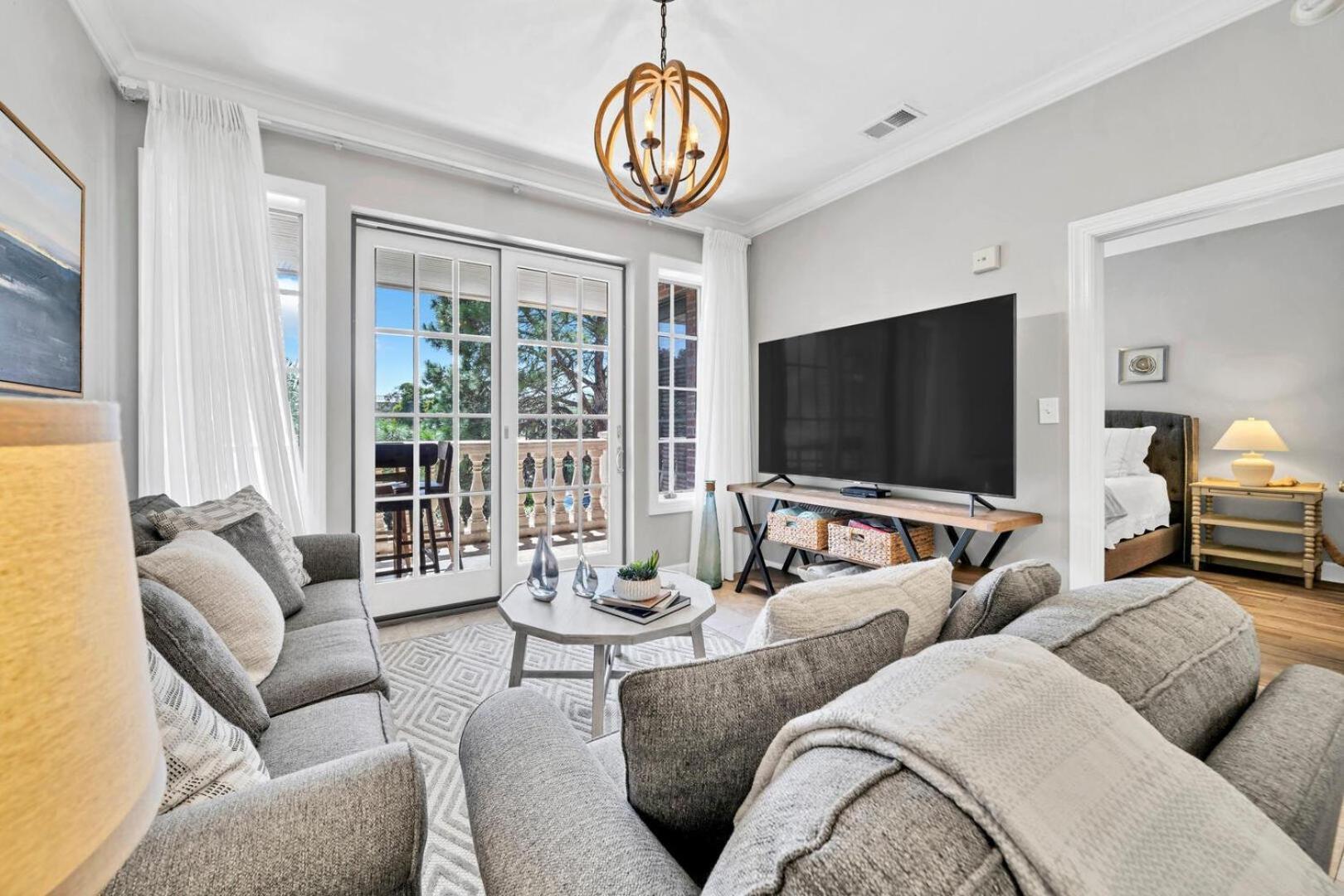 Overlooking 30a! Great Location! Easy & Pool Access! Holiday home
