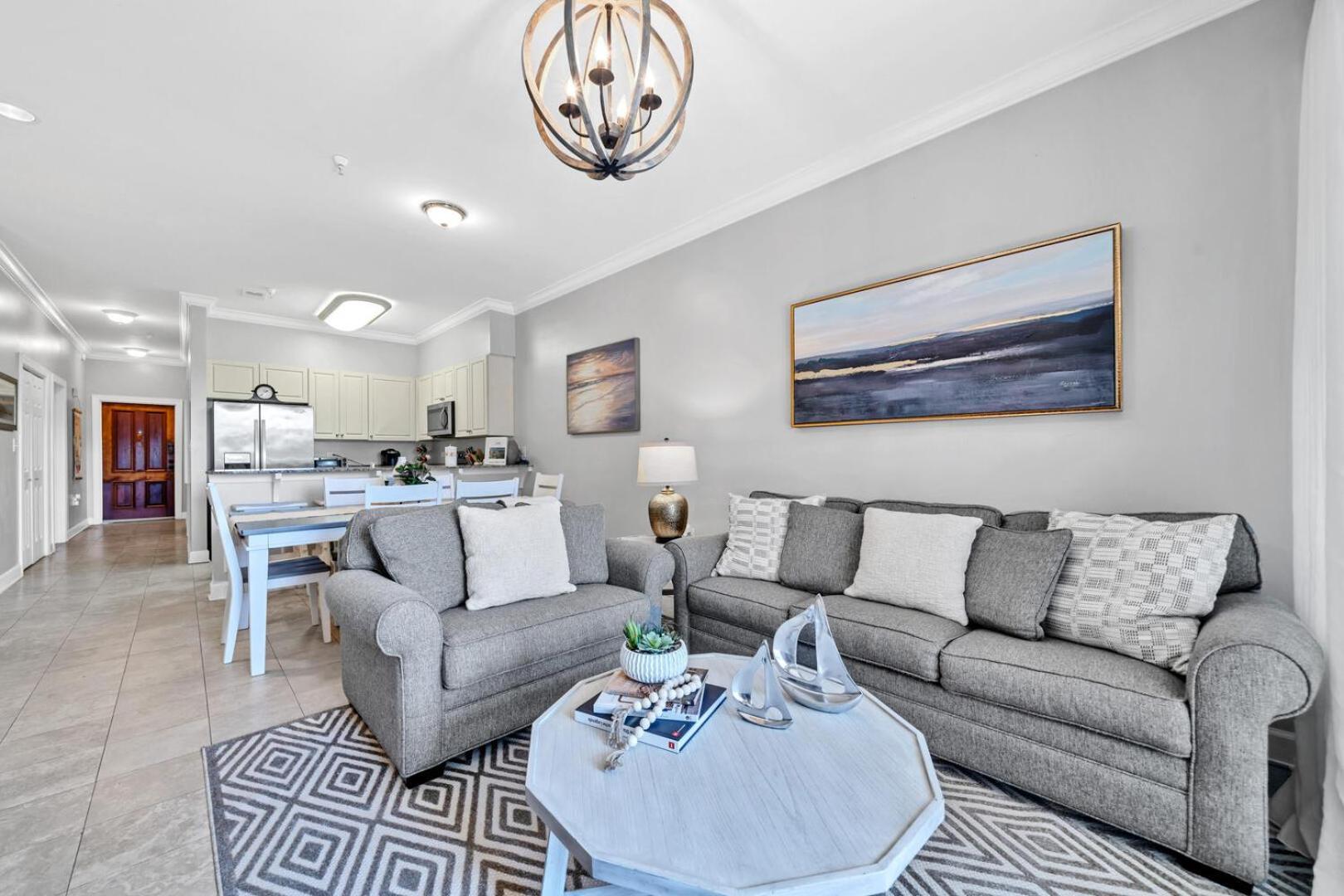 Overlooking 30a! Great Location! Easy & Pool Access! Holiday home *