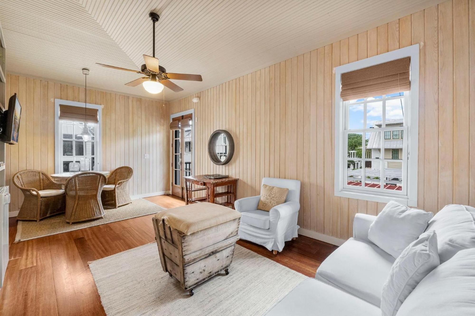Holiday home Uncorked Carriage House
