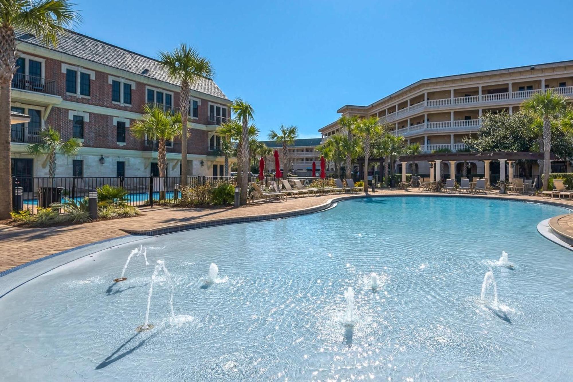 The Village Happy Life - Private Access Pool & Hot Tub
