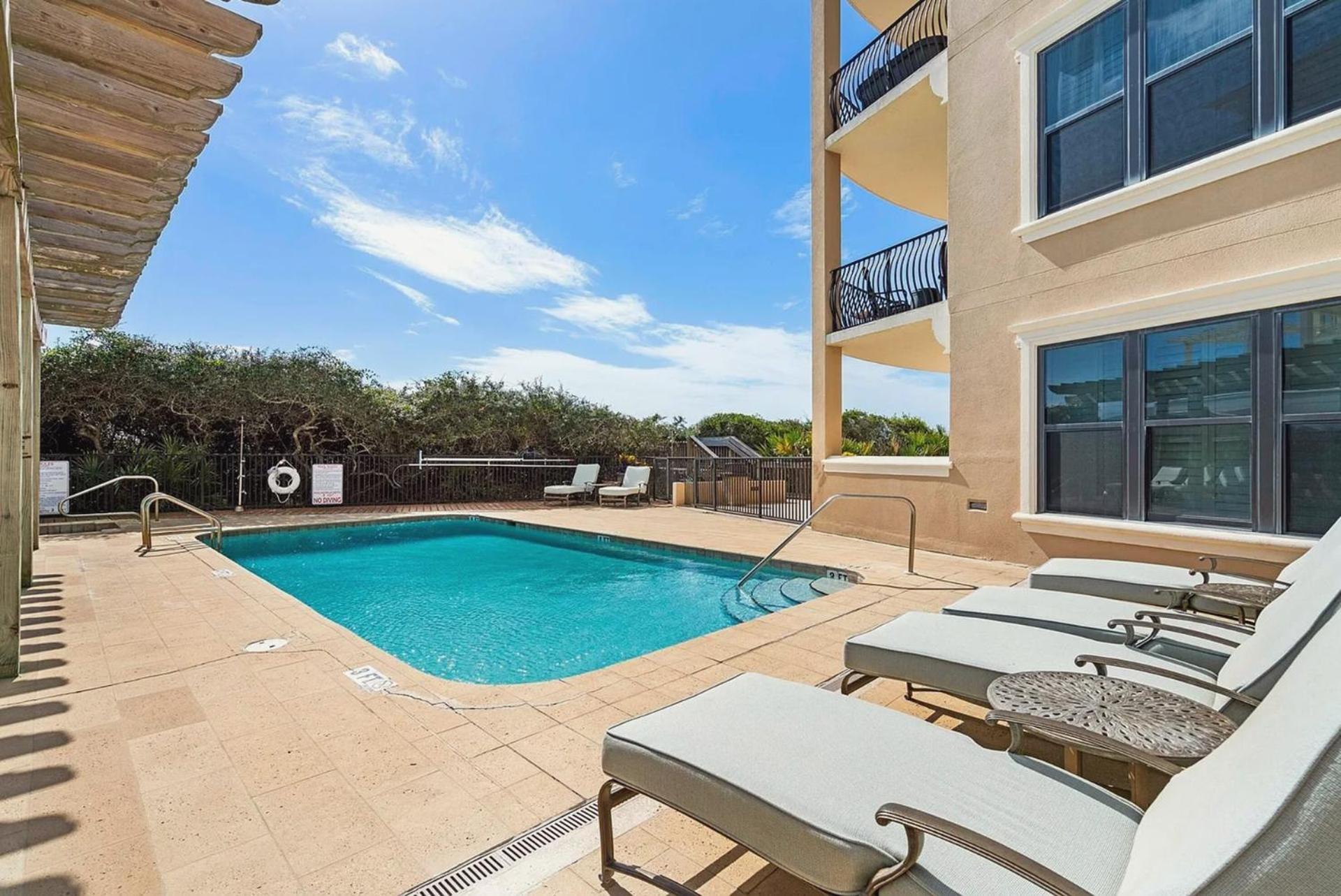 Gulf Front Penthouse With Expansive Balconies *