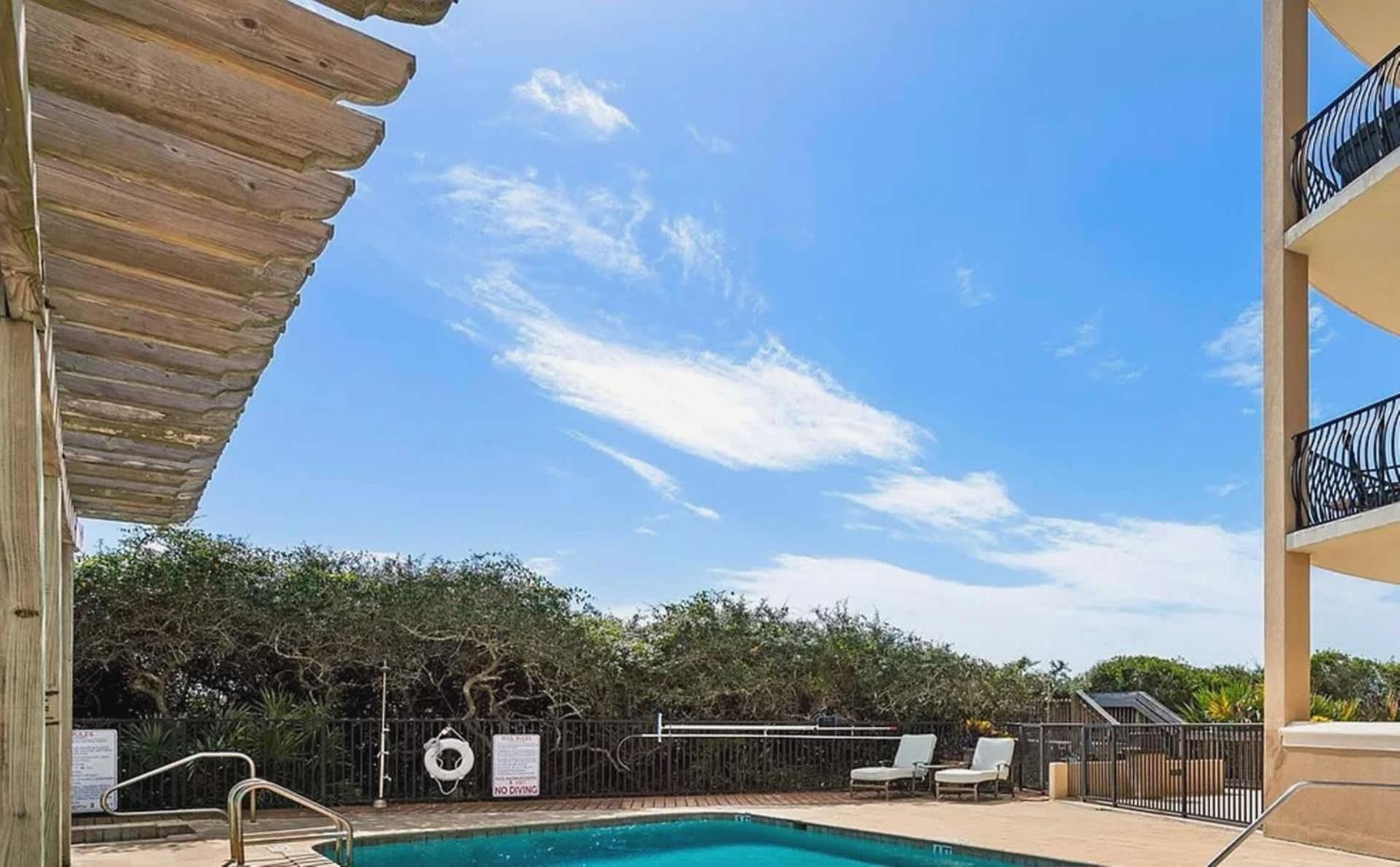 Apartment Gulf Front Penthouse With Expansive Balconies