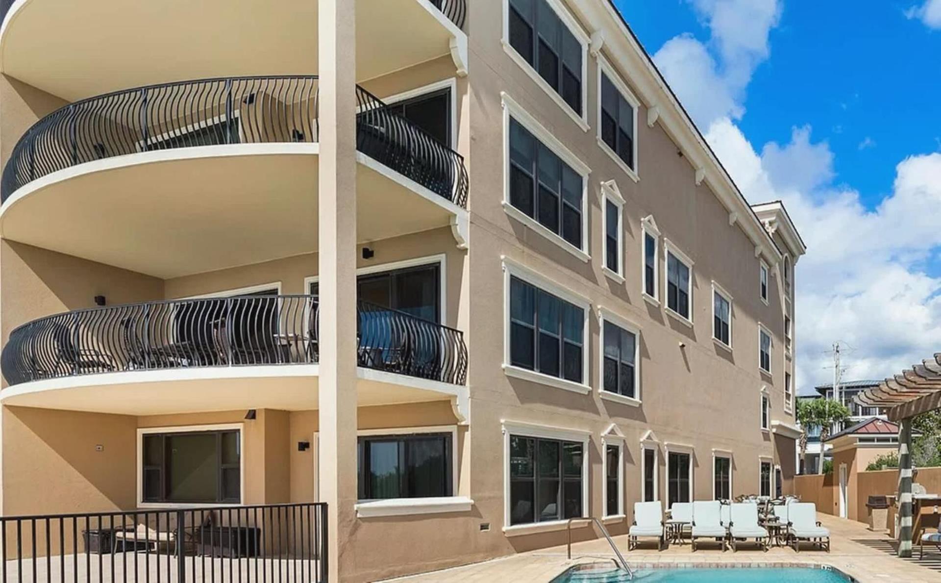 Gulf Front Penthouse With Expansive Balconies Apartment