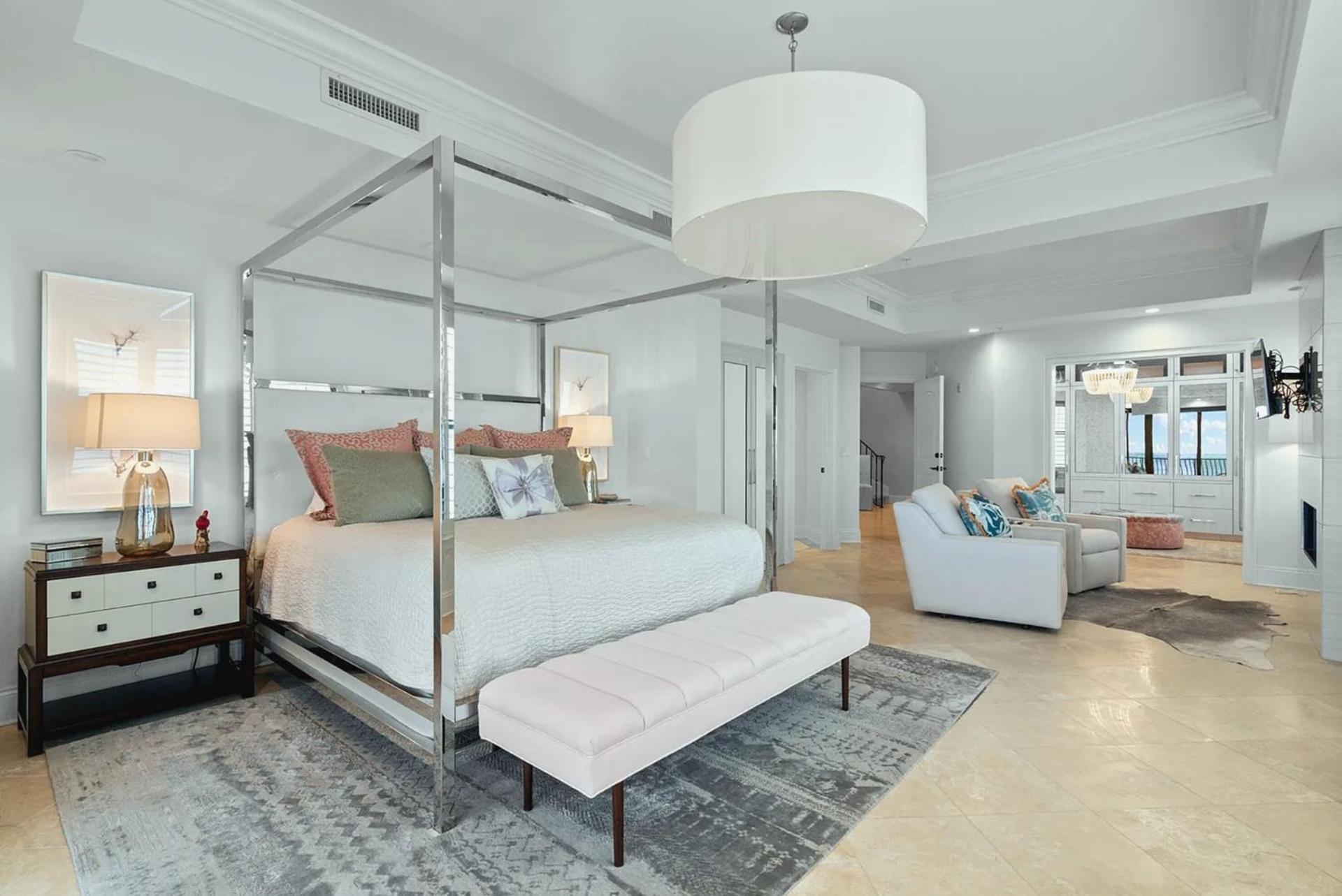 Apartment Gulf Front Penthouse With Expansive Balconies
